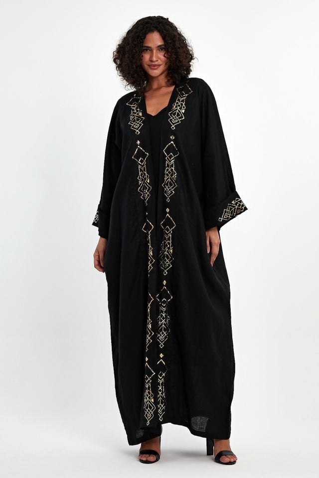 عباية ذات تصميم خاص بسلك أسود