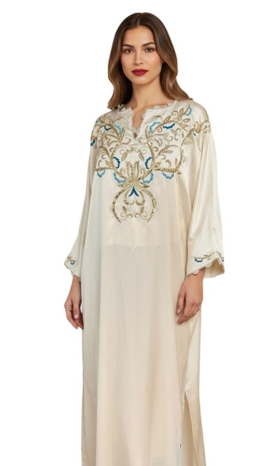 فستان مع سلك وتطريز حريري على قماش حرير كريمي