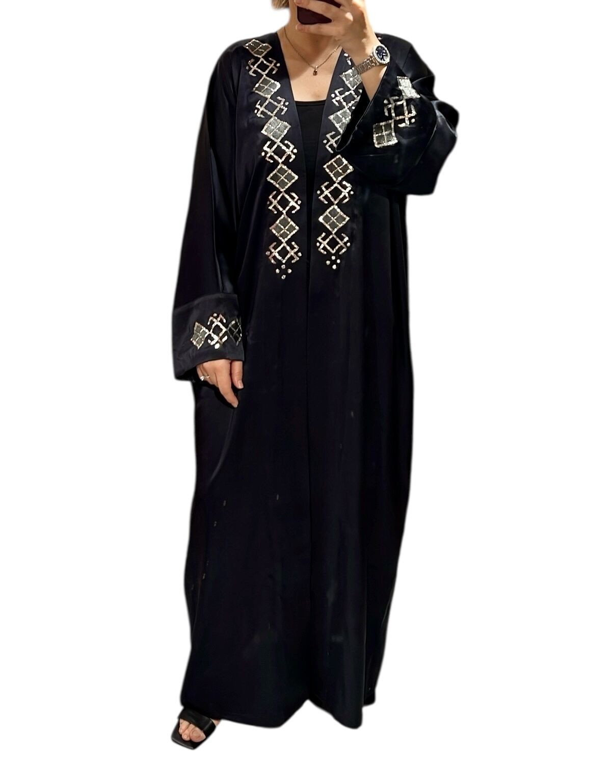 عباية مع تطريز سلك وحرير على قماش حرير فاخر