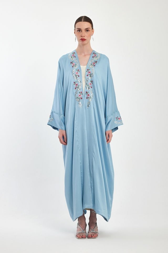 عباية مع تطريز سلك وحرير على قماش حرير فاخر