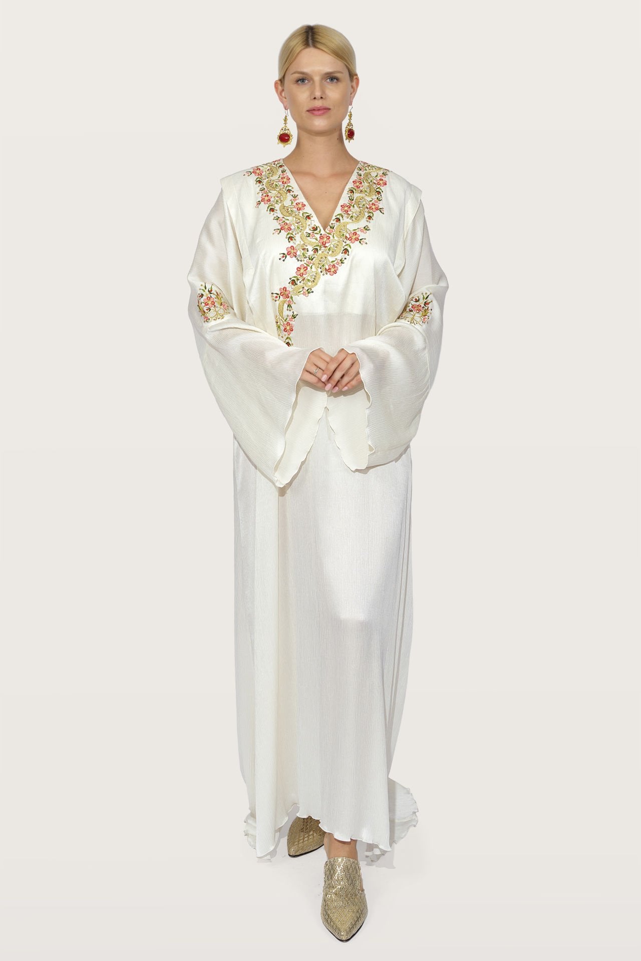 فستان حريري مطرز يدويًا بالتطريز على أقمشة حريرية فاخرة