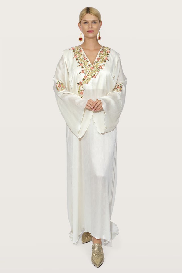 فستان حريري مطرز يدويًا بالتطريز على أقمشة حريرية فاخرة