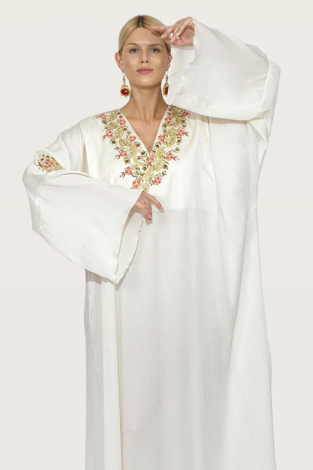 فستان حريري مطرز يدويًا بالتطريز على أقمشة حريرية فاخرة