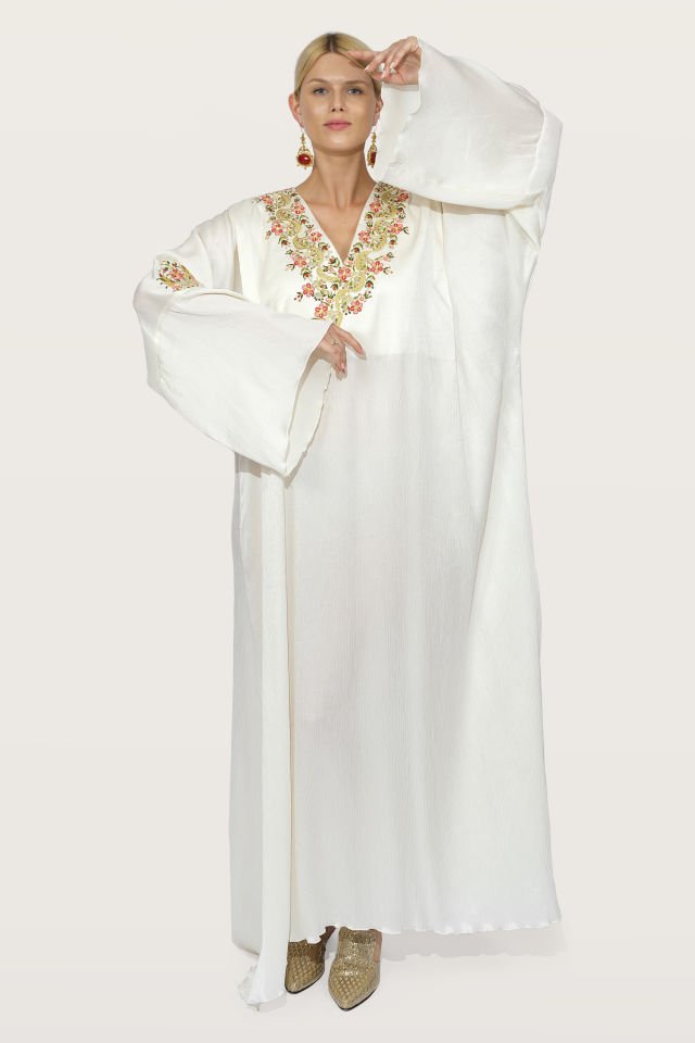 فستان حريري مطرز يدويًا بالتطريز على أقمشة حريرية فاخرة