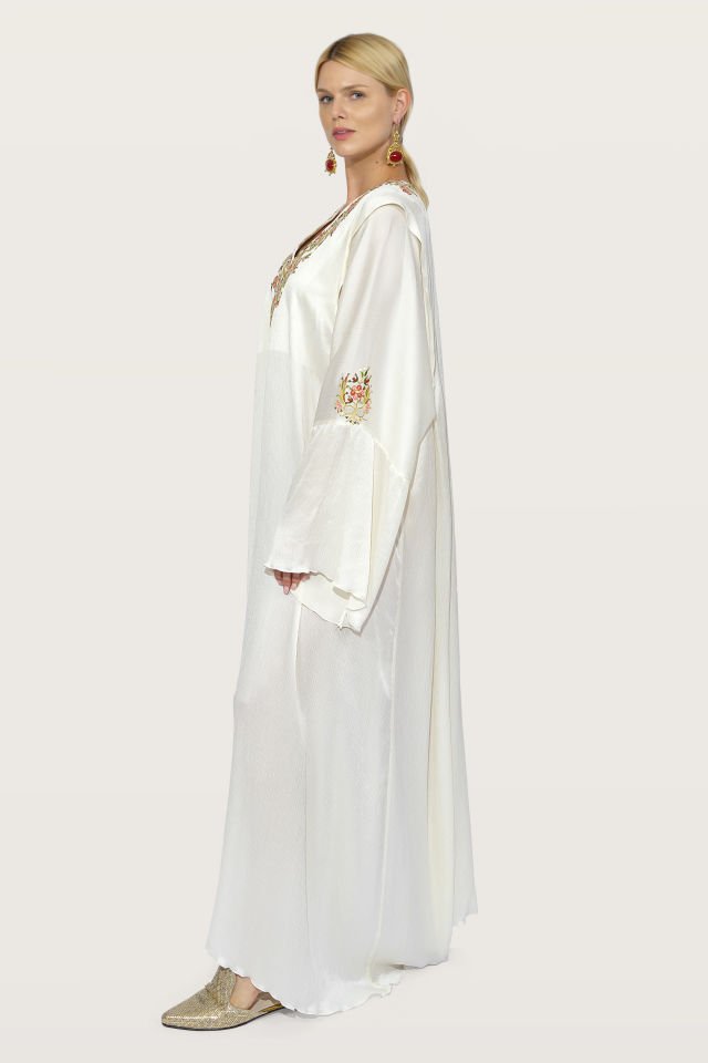 فستان حريري مطرز يدويًا بالتطريز على أقمشة حريرية فاخرة