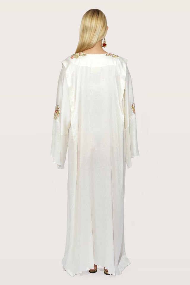 فستان حريري مطرز يدويًا بالتطريز على أقمشة حريرية فاخرة