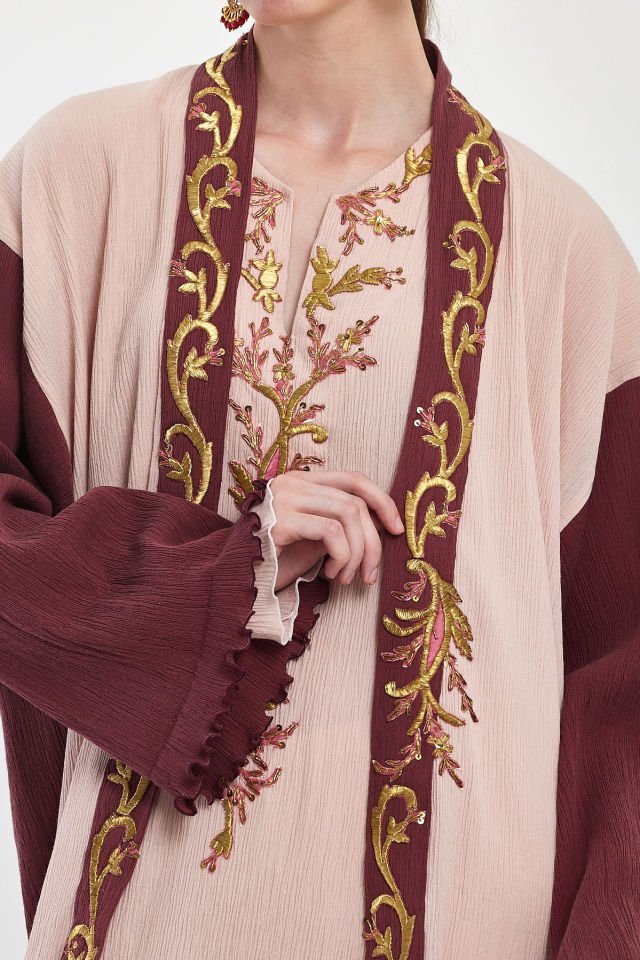 فستان وعباية مطرزة عتيقة على قماش حريري فاخر