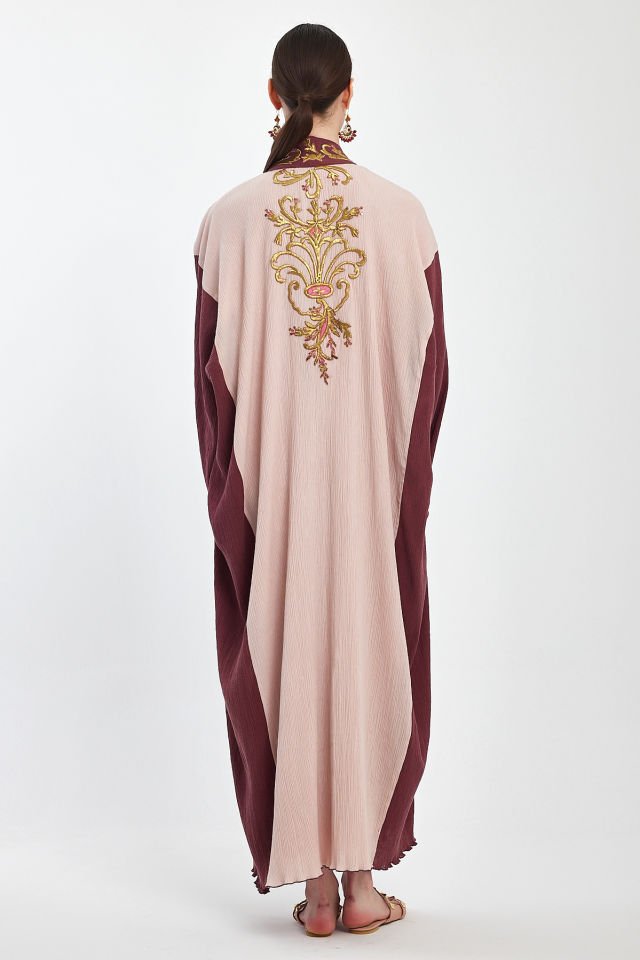 فستان وعباية مطرزة عتيقة على قماش حريري فاخر