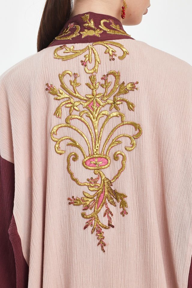 فستان وعباية مطرزة عتيقة على قماش حريري فاخر