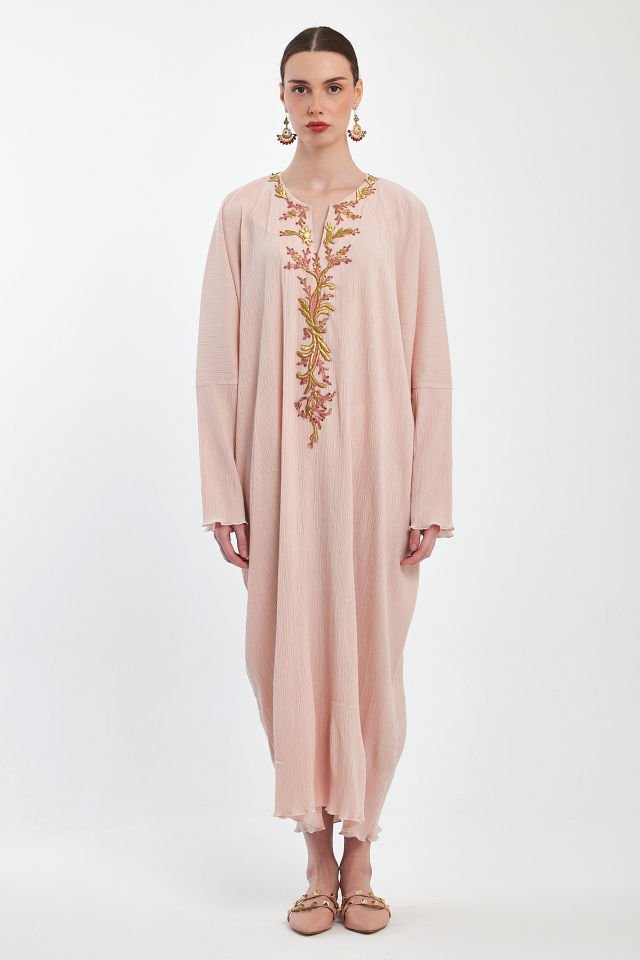 فستان وعباية مطرزة عتيقة على قماش حريري فاخر