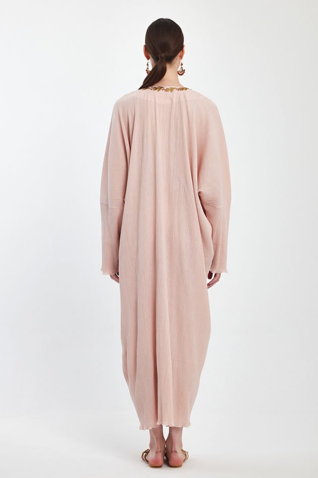 فستان وعباية مطرزة عتيقة على قماش حريري فاخر