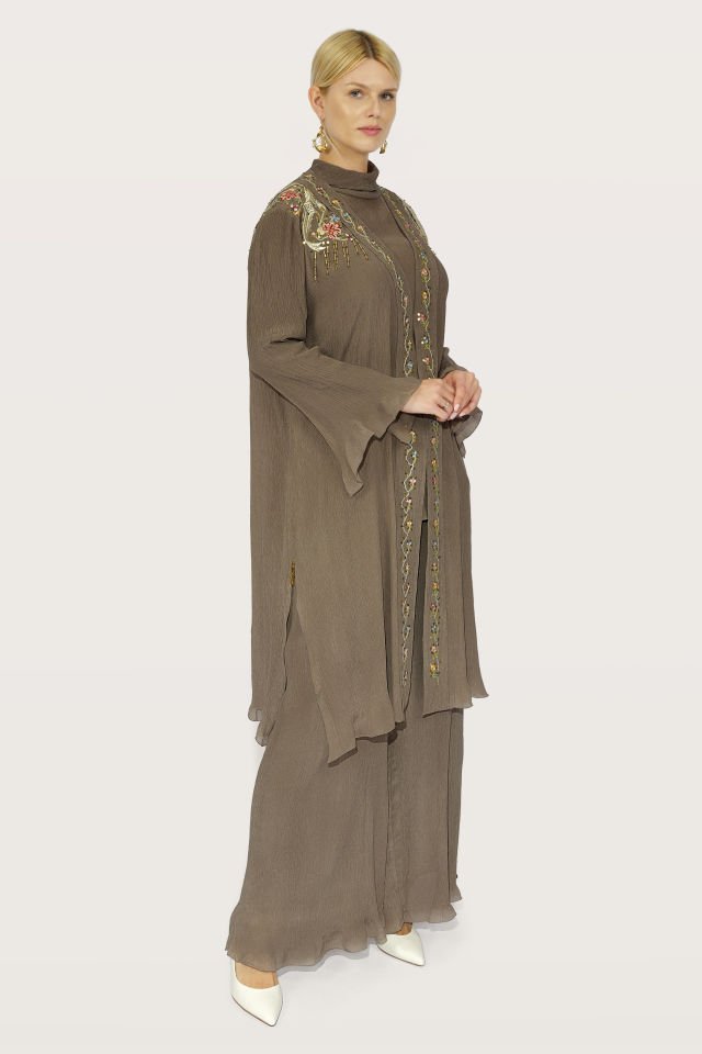 تطريز يدوي على أقمشة حريرية فاخرة بتصميم خاص مكون من 3 قطع