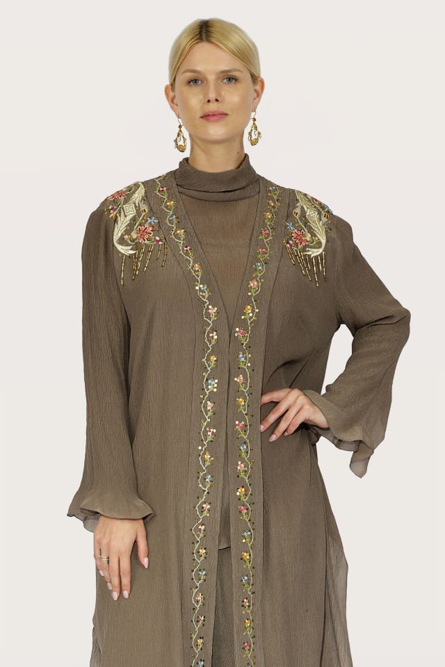 تطريز يدوي على أقمشة حريرية فاخرة بتصميم خاص مكون من 3 قطع