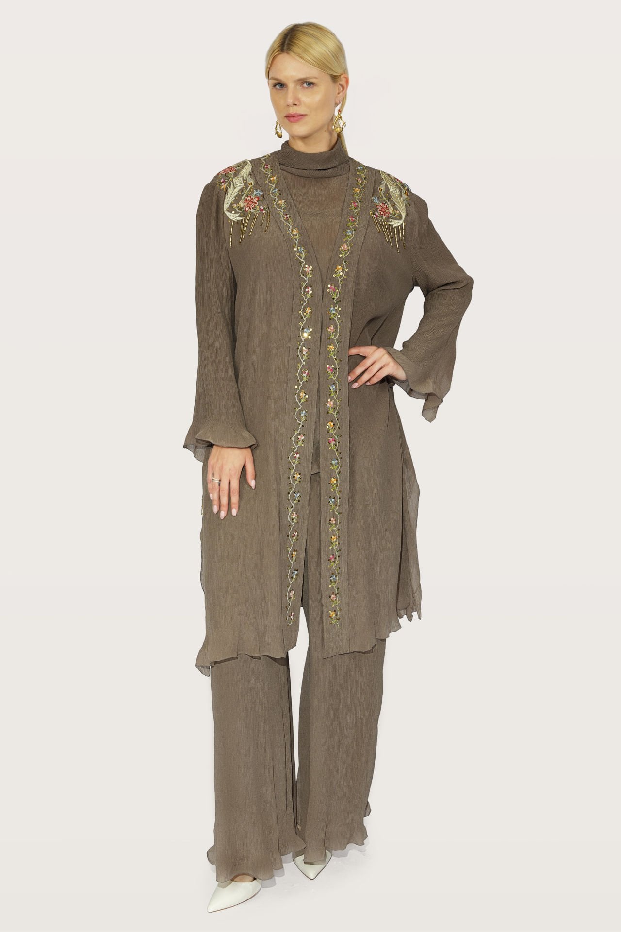 تطريز يدوي على أقمشة حريرية فاخرة بتصميم خاص مكون من 3 قطع