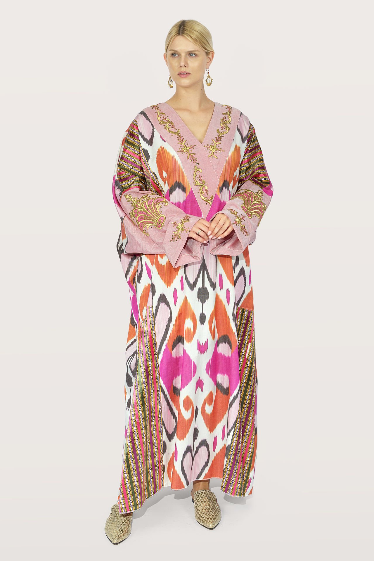 فستان من قماش حرير إيكات منسوج يدوياً مع قطع ذهبية عتيقة