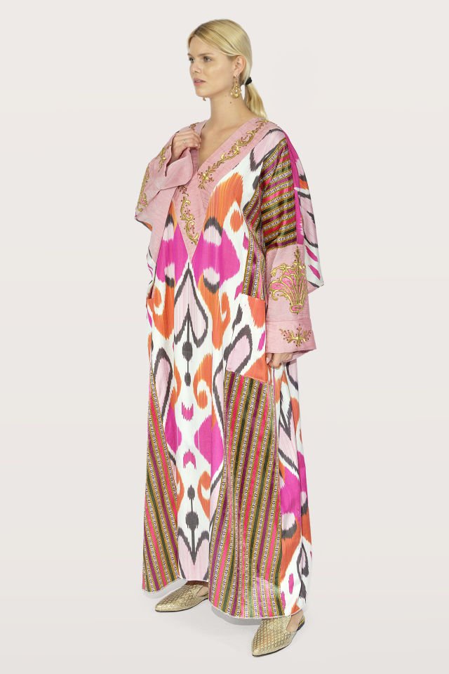 فستان من قماش حرير إيكات منسوج يدوياً مع قطع ذهبية عتيقة