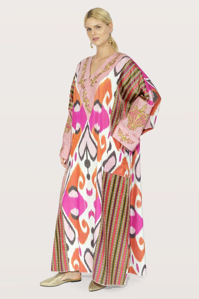 فستان من قماش حرير إيكات منسوج يدوياً مع قطع ذهبية عتيقة