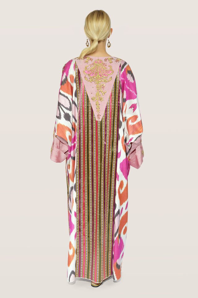 فستان من قماش حرير إيكات منسوج يدوياً مع قطع ذهبية عتيقة