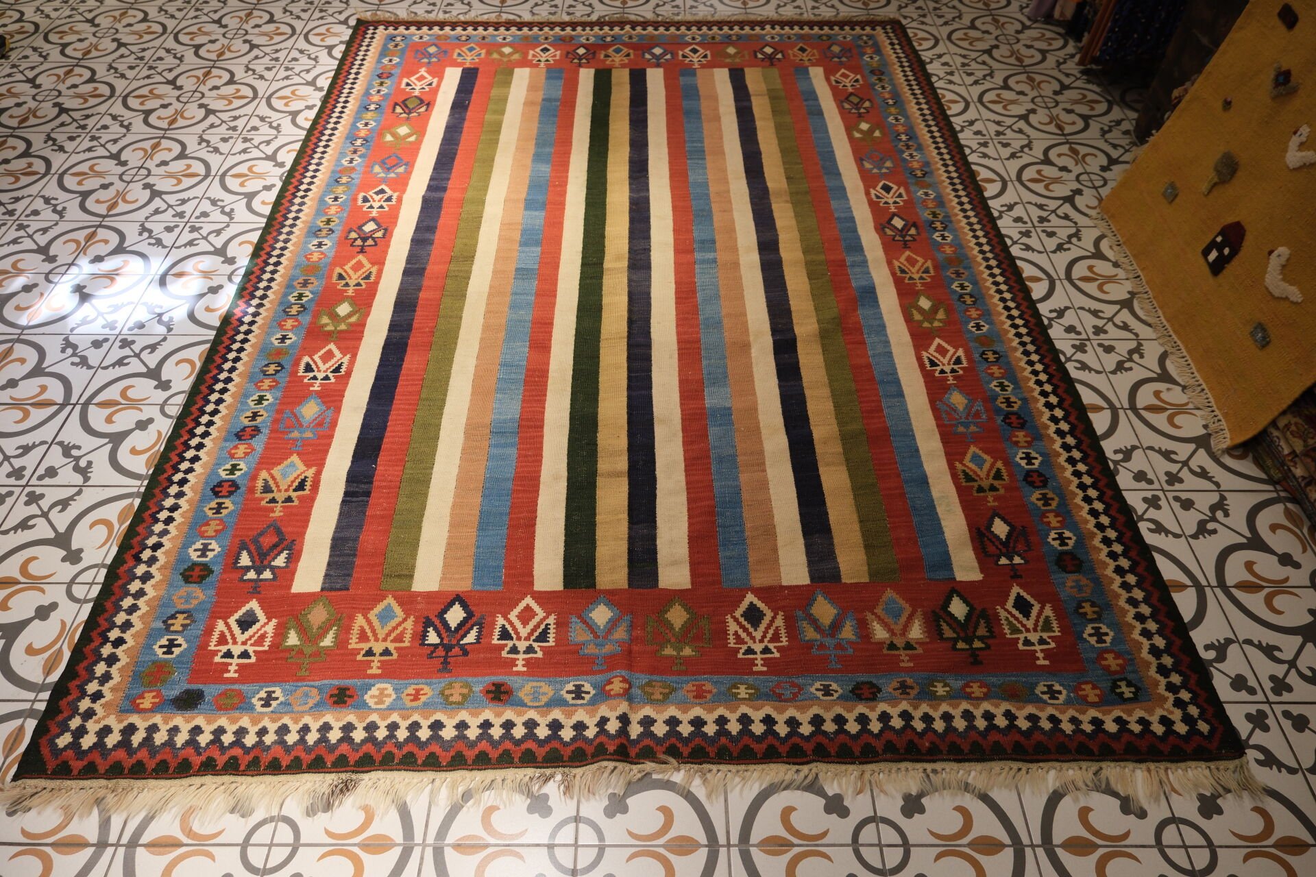 Handwoven Vintage Qashqai Kilim with Elibelinde Motifs – Natural Dyed Wool Tribal Rug