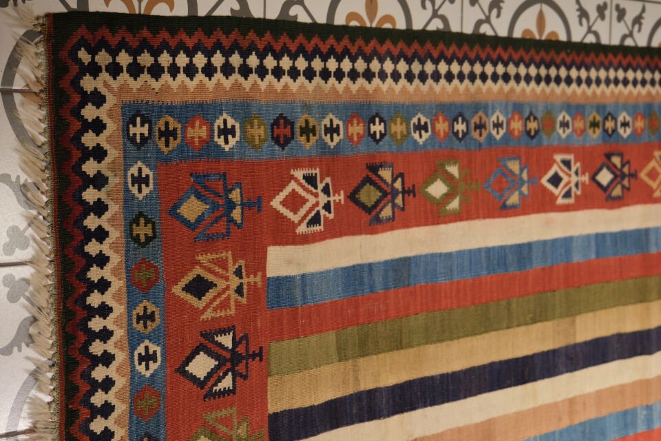 Handwoven Vintage Qashqai Kilim with Elibelinde Motifs – Natural Dyed Wool Tribal Rug