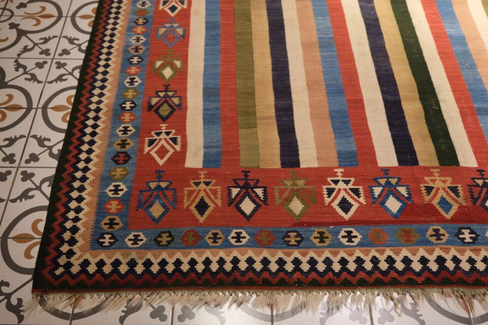 Handwoven Vintage Qashqai Kilim with Elibelinde Motifs – Natural Dyed Wool Tribal Rug