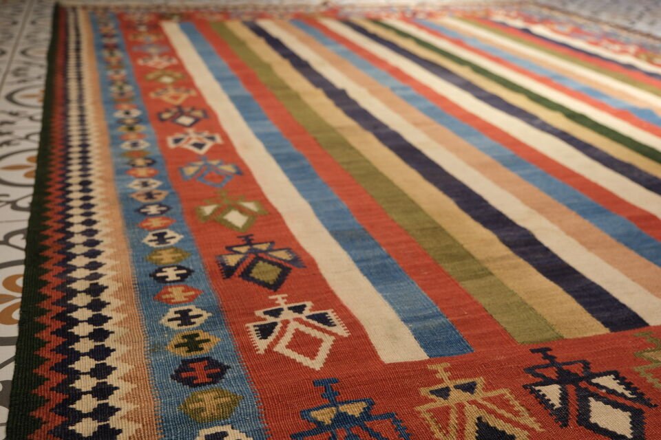 Handwoven Vintage Qashqai Kilim with Elibelinde Motifs – Natural Dyed Wool Tribal Rug