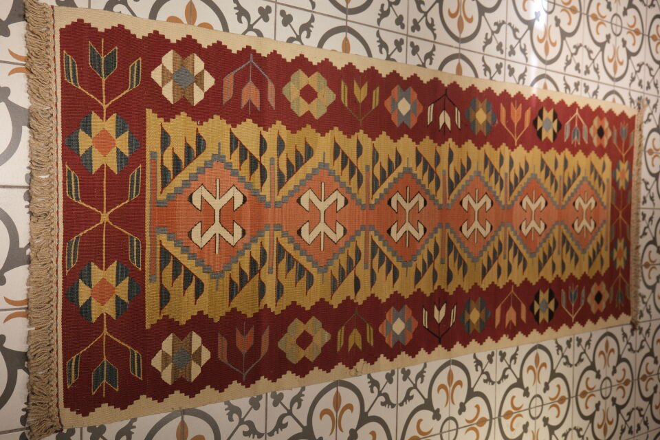 Elibelinde : Hands-on-Hips Design Kilim Rug