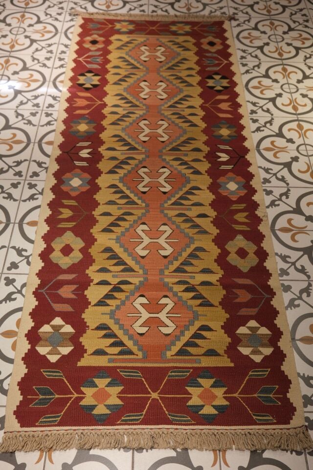 Elibelinde : Hands-on-Hips Design Kilim Rug