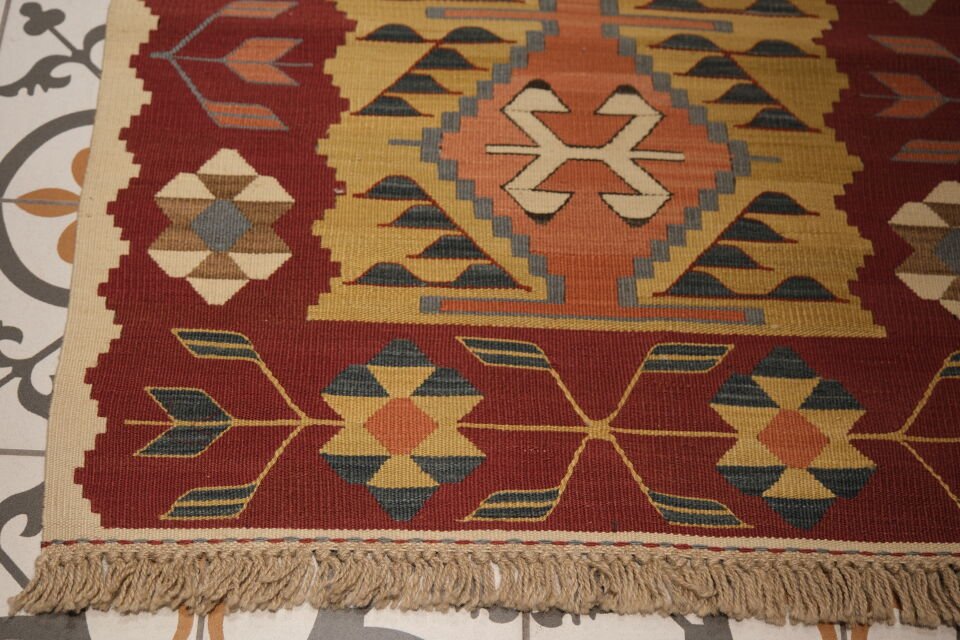 Elibelinde : Hands-on-Hips Design Kilim Rug