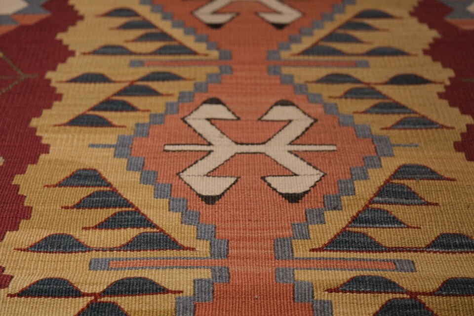 Elibelinde : Hands-on-Hips Design Kilim Rug