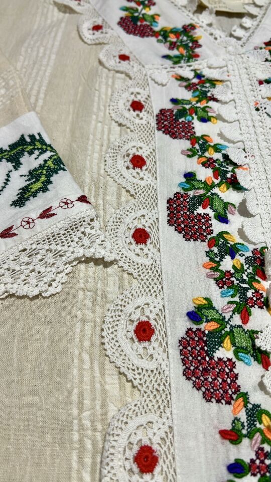 Cream Antique Handwoven Fabric Jalabiya with Cross-Stitch Embroidery and Lace Details